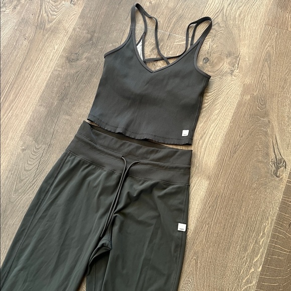 Vuori Rib Top & Daily Jogger in Oregano Green Matching Set . Size M - Picture 6 of 13